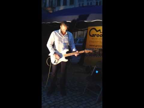 Frank Arras playing guitar @ Lier Centraal 2013 (deel 2)