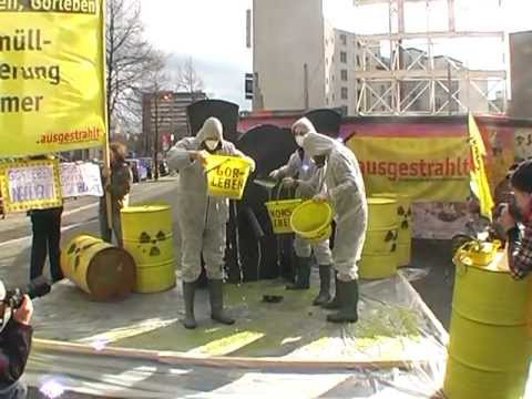 Campact/ausgestrahlt.-Anti-Atom-Aktion 23.2.2012 vor dem Bundesumweltministerium.
