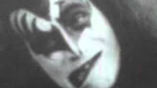 kiss: Love is blind