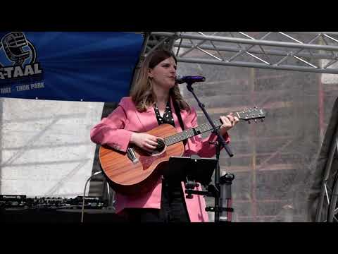 Lisa Castelli - I can't help falling in love with you