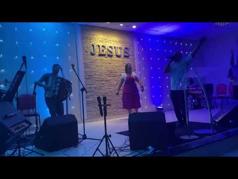Pr Henrique Monteiro louvando com Bárbara Duarte e Felipe Monteiro -             Igreja IMAN em SG
