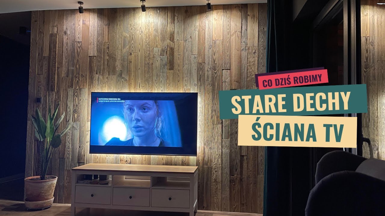 Stare deski na ścianie za TV