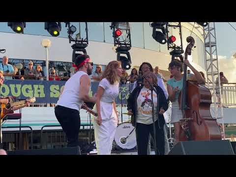 Cayamo 2020 - Lake Street Dive and Mavis Staples - Everyday People - Pool Deck