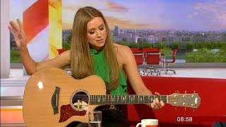 UNA HEALY Never See Me Cry acoustic performance / interview