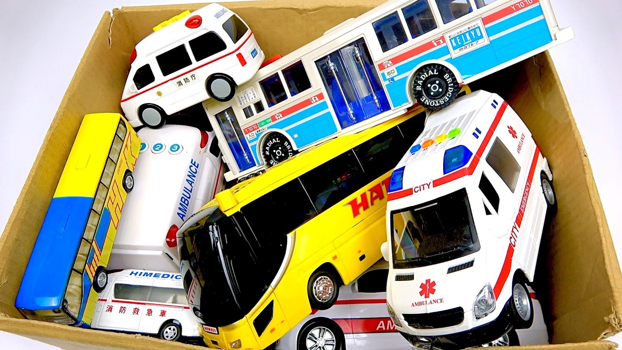 救急車とバスのミニカーが走る！緊急走行テスト！サイレンありで坂道を走るよ♪