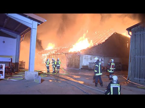 Große Scheune in Vollbrand- Feuer und massiver Funkenflug drohen auf weitere Gebäude überzugreifen
