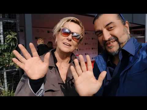 Monica Guerritore saluta i fan col Salutatore