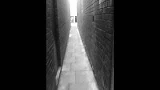 preview picture of video 'The Narrowest Street in the U.K, Parliament Street Exeter'