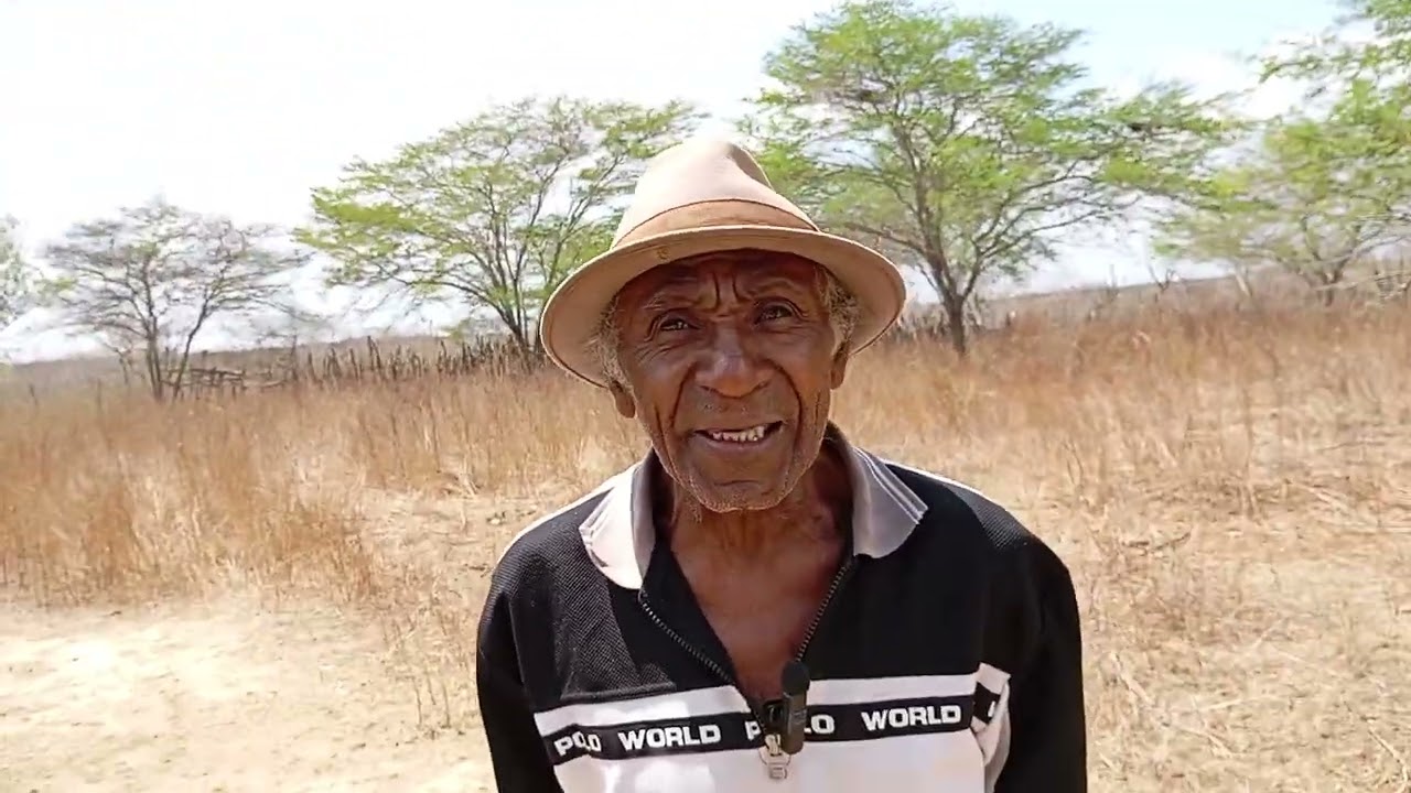Conversando com o experiente agricultor, senhor Damião Macambira.