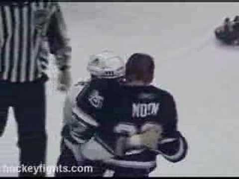 Ian Laperriere vs Travis Moen