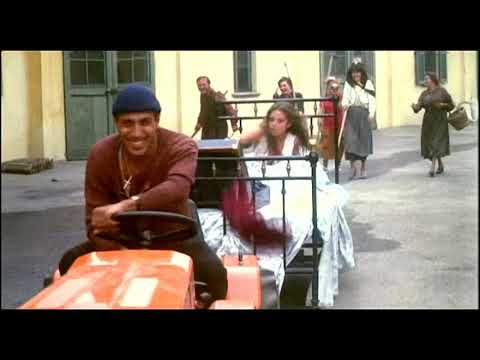 Comicità all'Italiana: Il Bisbetico Domato - Elia col trattore trascina Lisa mentre è sul letto