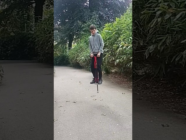 Vídeo relacionado con Relaxdays Pogo Stick, Palo Saltarín Infantil, Saltador hasta 60 kg, Acolchado, Exterior, Antideslizante, Acero, Amarillo