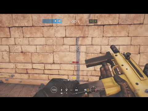 How to control smg 11 and twitch’s AR on controller