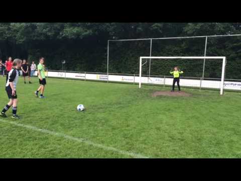 Lieke scoort de beslissende penalty in de finale tegen Ter Apel.