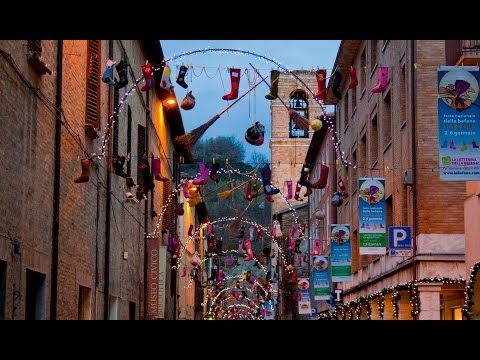 विश्वभर में क्रिसमस परंपराएं: यीशु को उपहार न दे सकने वाली यह बुढ़िया, अब सबको उपहार देती है!