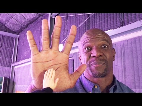 タイニーハンドがテリー・クルーズにインタビュー (Tiny Hand Interviews Terry Crews)