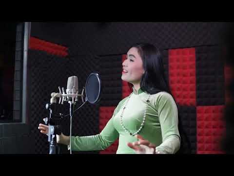 Thể hiện bởi Huỳnh Trang