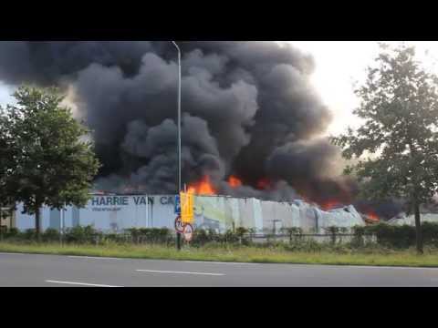 Zeer grote brand in loods met kunststof tuinmeubelen in Tilburg 05-08-2015