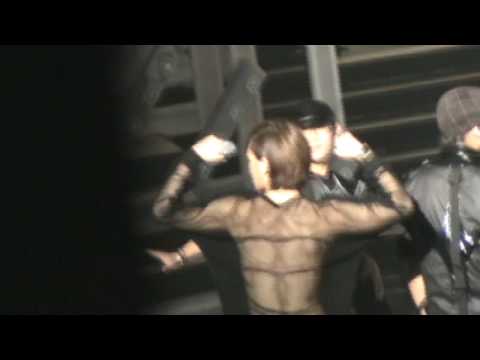 100730 Onew shows off his Sexy back ^0^ (Fanservice perf.) @ MB(won #1)