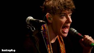 tUnE-yArDs - "Look At Your Hands"