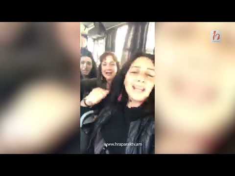 Բերման ենթարկված կանայք ավտոբուսում երգում են