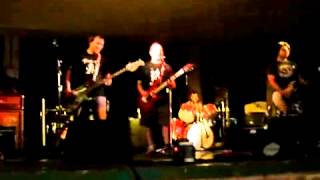 preview picture of video 'Medio Fiao - Chikas del lokal - Bullaque Rock 2007 4-8-2007'