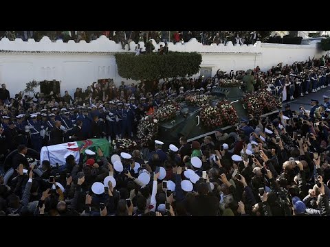 أحمد قايد صالح يوارى الثرى ويكرم في جنازة مهيبة بالجزائر…