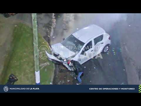Mirá cómo se incendió un auto tras un choque en Villa Elvira