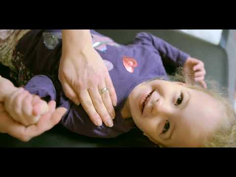 Elenka vyhrála boj o život. Teď bojuje o první kroky.