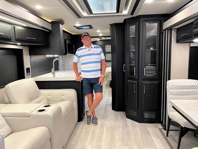 Preview image of Lightly Used 2022 Newmar New Aire 3545 (17U221658) youtube video