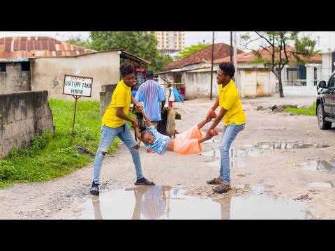 MTOTO ATUPWA KWENYE DIMBWI LA MAJI | DOGO OSUMANI NA MAPACHA #mapacha #twinsnationtz #dogoosumani