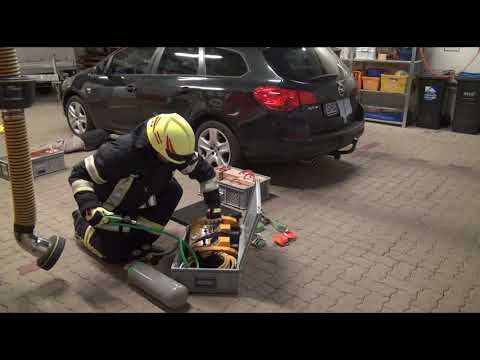 Feuerwehr QuickTipp Nr. 17 - Hebekissen im Praxiseinsatz - Person unter PKW