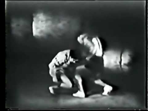 Απόσπασμα βίντεο με κάποιες από τις πρωτότυπες βασικές ασκήσεις [études] της βιο-μηχανικής μεθόδου του Μέγιερχολντ.&nbsp;