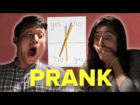 人們嘗試查理查理挑戰 (惡作劇視頻) (People Try The Charlie Charlie Challenge (Prank Video))