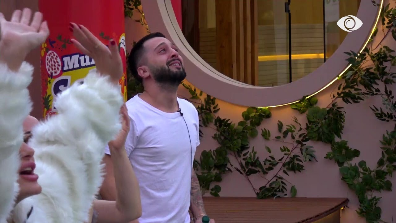 Tre parashuta për Gjestin, banori përlotet pas surprizës