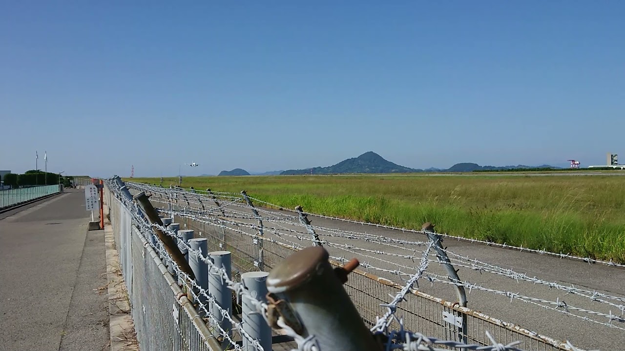 松山空港の飛行機着陸