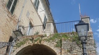 preview picture of video 'Palazzo storico con affreschi e giardino pensile - Castiglione Messer Raimondo, Abruzzo'