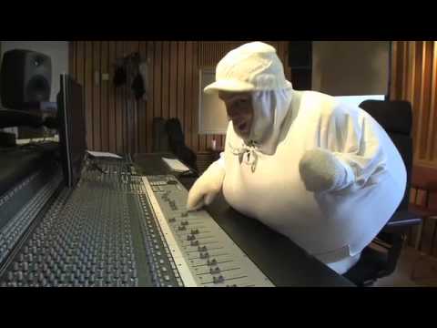 Munamies miksaa studiossa