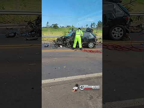 Colisão frontal na PR 323 em Perobal com vítima presa as ferragens