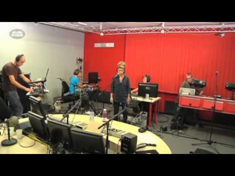 AKS and Selah Sue - Banana Raw (Studio Brussel Nov 3rd 2009)