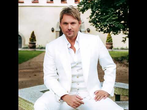 Monika Absolonová, David Deyl - Znám jednu starou zahradu (Official Audio)