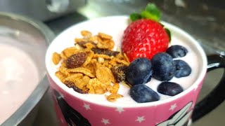 יוגורט עם תותים  מעולה Strawberry yogurt מטבח בקלי קלות ליהי קרויץ (ליהי קרויץ - מטבח בקלי קלות) - התמונה מוצגת ישירות מתוך אתר האינטרנט יוטיוב. זכויות היוצרים בתמונה שייכות ליוצרה. קישור קרדיט למקור התוכן נמצא בתוך דף הסרטון