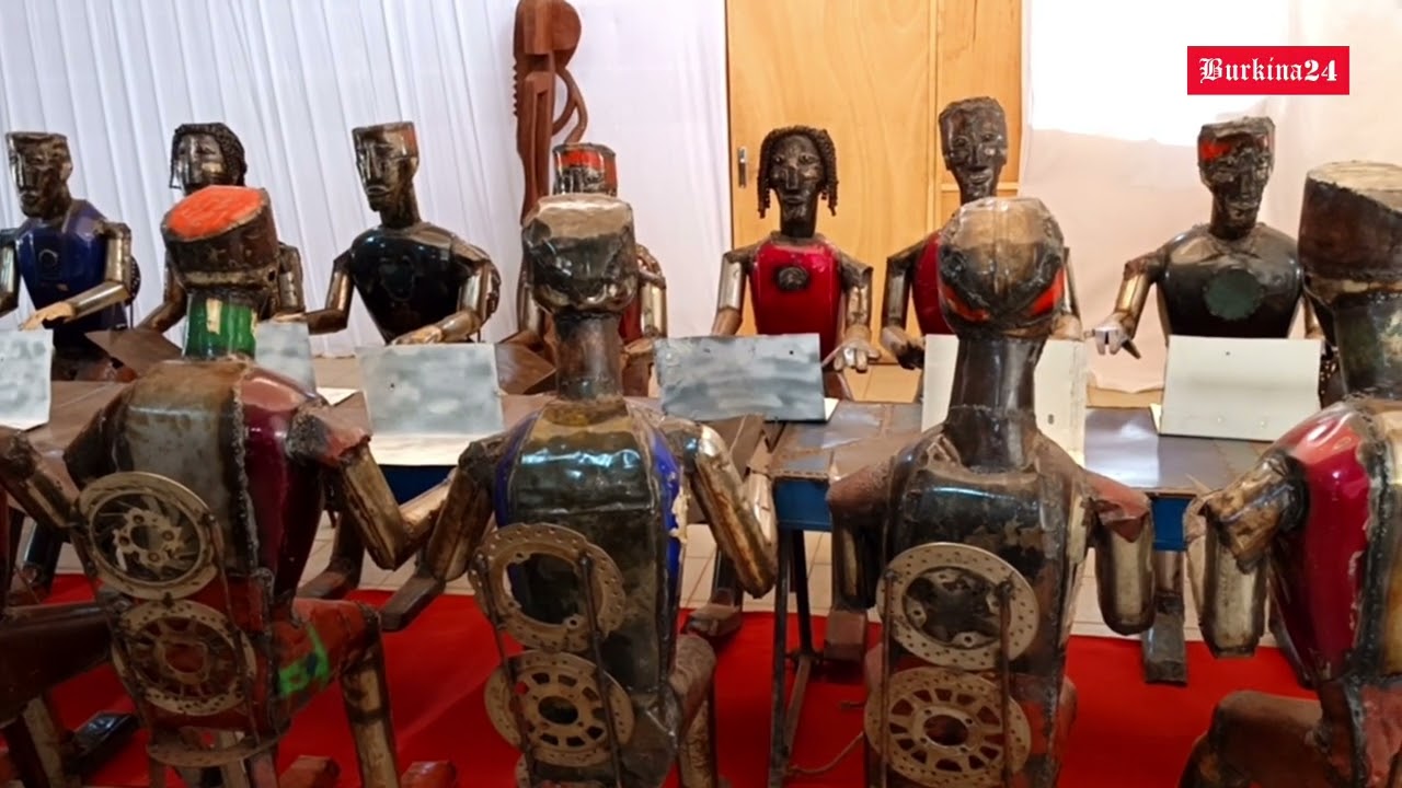 Ousmane Ouattara en immersion dans l’exposition « Conseil des ministres »