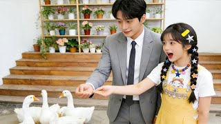 Une jeune paysanne pauvre arrive dans le manoir du PDG et lui vole instantanément le cœur.