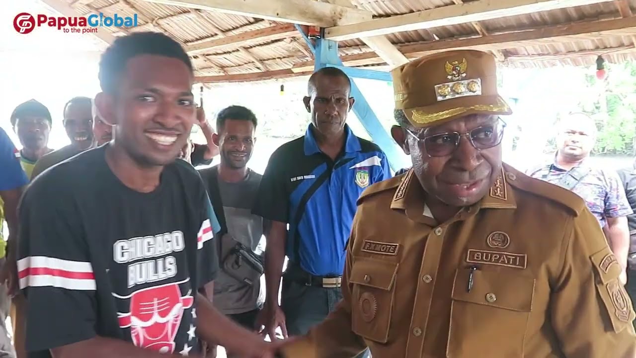 Dorong Ekonomi, Bupati F.X Mote Serahkan Bantuan