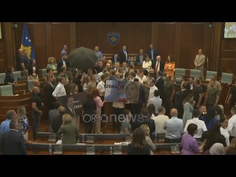 Sërish përplasje/ PDK fut në Kuvend fotografi të mëdha të Kurtit dhe Kusarit me hundën e Pinokut