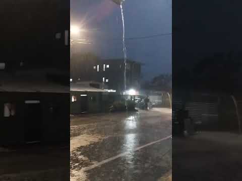 Reportan 6 y 25 pm ⏰ Buenas noches severo aguacero está cayendo en Puerto Valdivia Antioquía