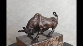Impozantní bronzový býk Wall Street – symbol síly, úspěchu a prosperity, pravý bronz na mramoru