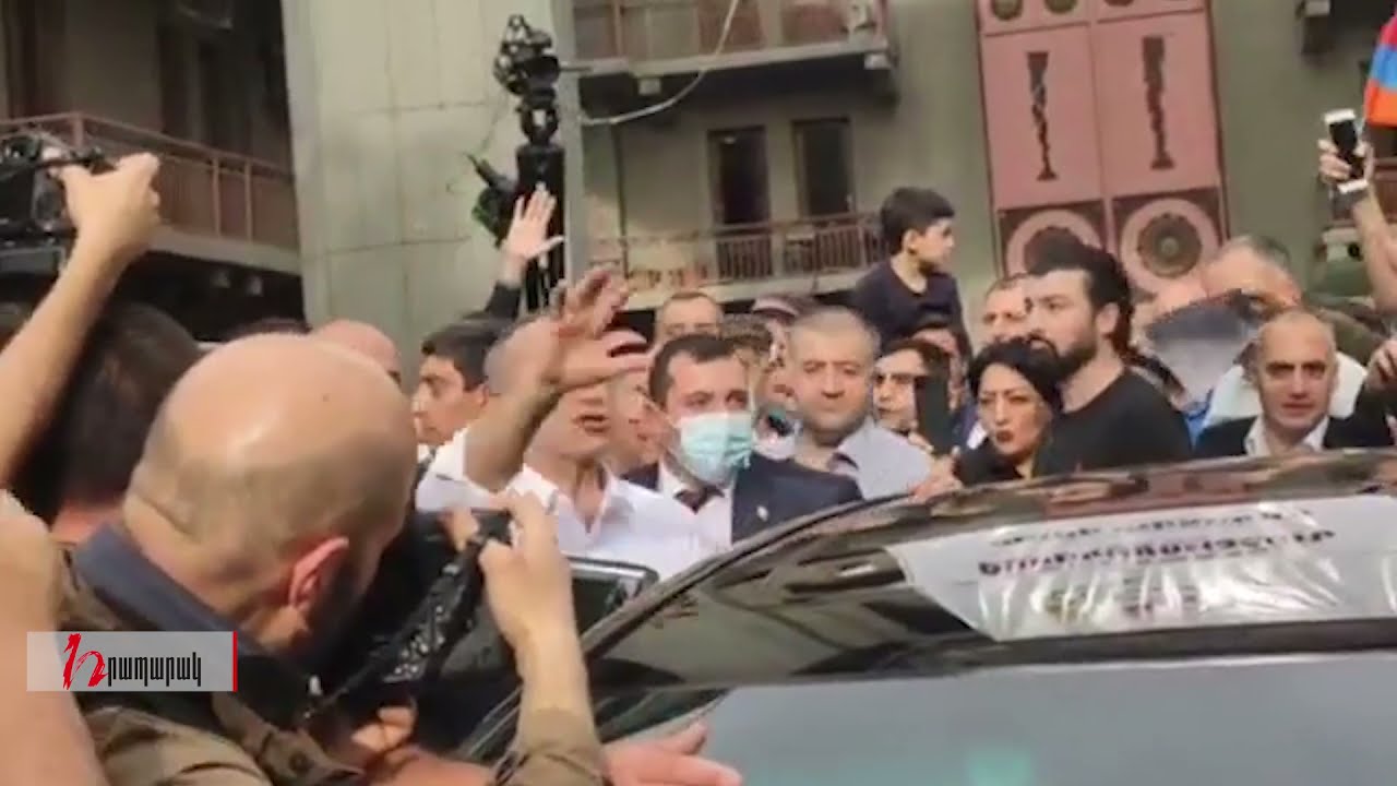 Մենք քո հետ ենք, ախպեր ջան. Քոչարյանին ճանապարհեցին ծափերով
