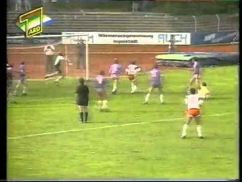 Torwart macht ein Seitfallzieher-Tor